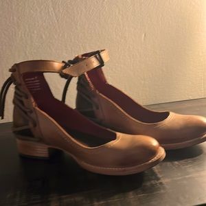 Freebirds size 7 barley worn … baby in the way time to sell